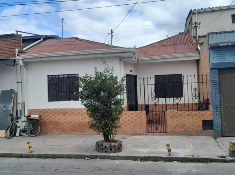 ARRIENDAN CASA CHAPINERO UN PISO BARRIO COLOMBIA